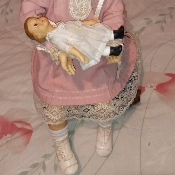 VINTAGE "MEMORIES OF CHILDHOOD" 18" MARY DOLL W/ STOOL BY RICHARD SIMMONS - Picture 2 of 16